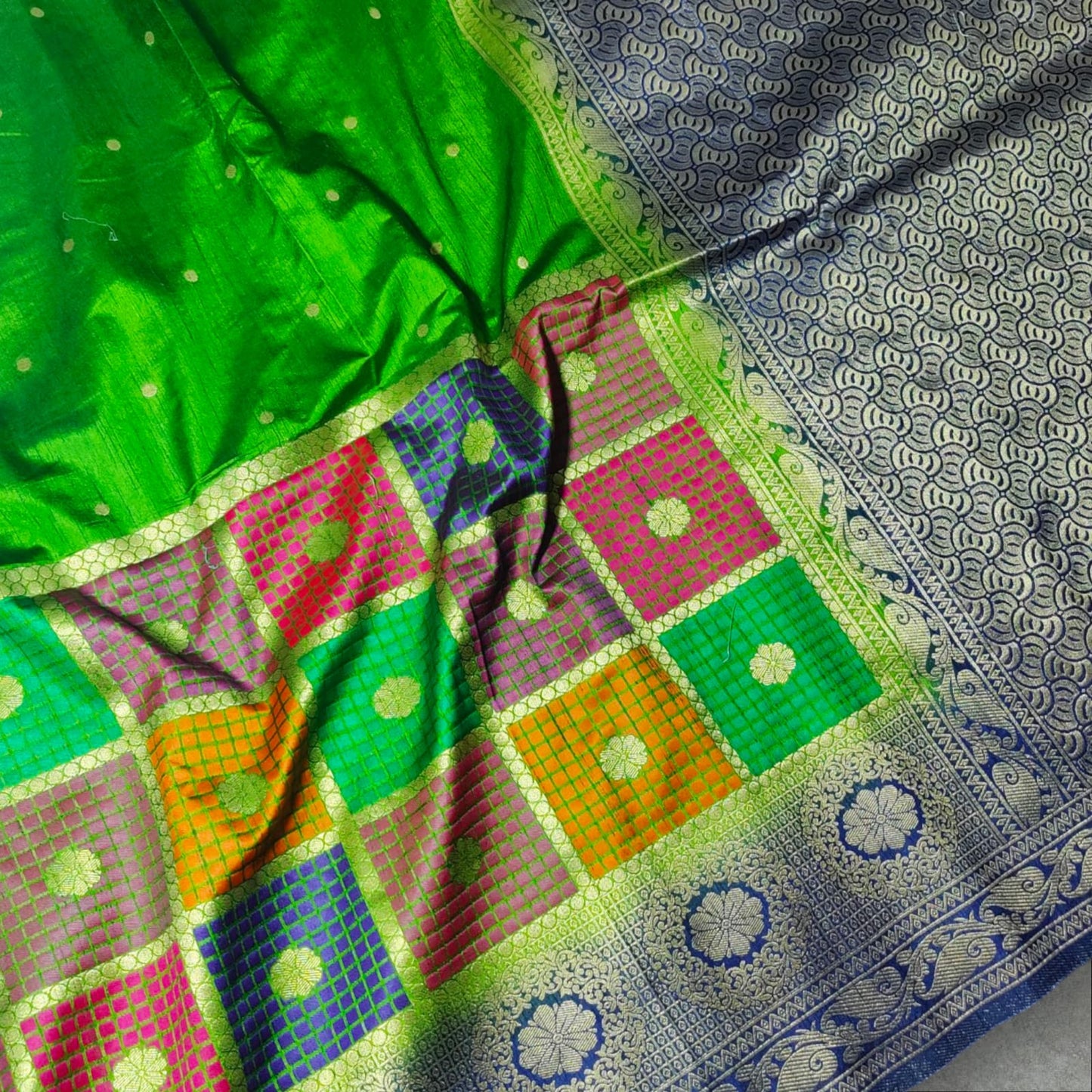 #SilkSaree #GreenSilkSaree #ZariWeaving #TraditionalWear #FestiveFashion #ElegantDrapes #HandloomSaree #EthnicWear #SareeLovers #ColorfulPallu #IndianWeaves #WeddingSaree #DesignerSaree #LuxurySilk